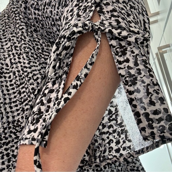 V-neck Flowy Blouse in Black Gray & White Pattern Button Detailing‎ Down Sleeves - Picture 6 of 7